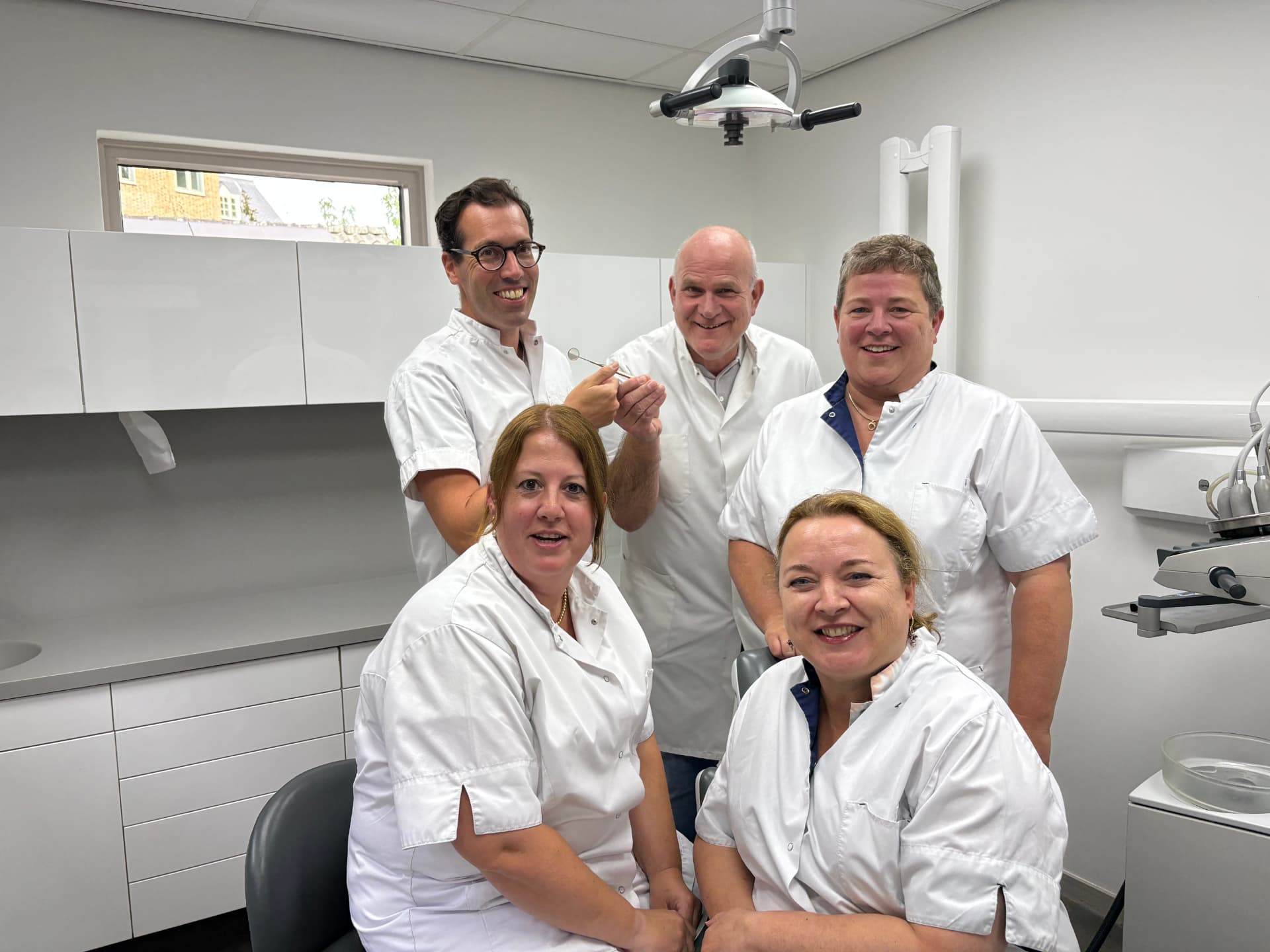 Het team van Tandarts Geertruidenberg in een behandelkamer van de nieuwe praktijk